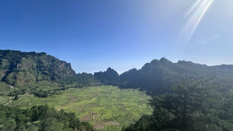 desperte com vistas sobre o vulcão da Cova e o Atlântico